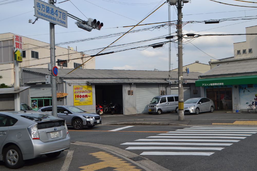 寺方錦通交差点左角が日本オートレンタルバイク