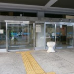 寝屋川市役所正面玄関の画像