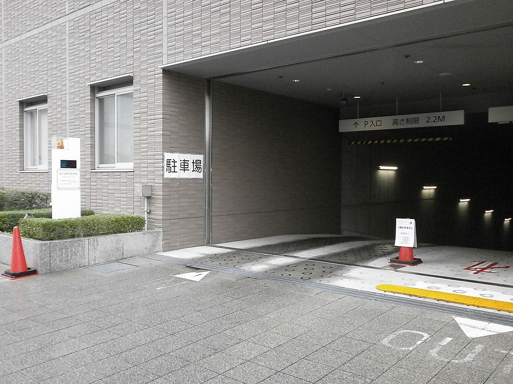 右京区役所駐車場入り口