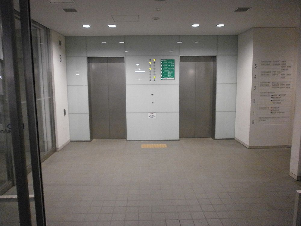 右京区役所地下駐車場エレベーター