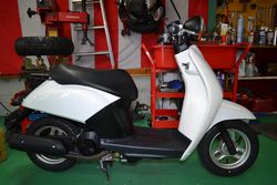 綺麗に修理された事故車のスクーター