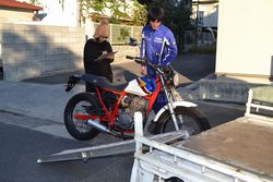 パンクしたバイクの引き上げ作業。軽トラの荷台にFTRを載せる
