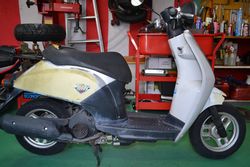 修理作業に入る前の事故車のスクーター
