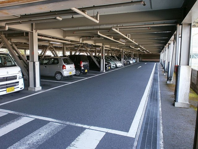 大津市役所駐車場内部