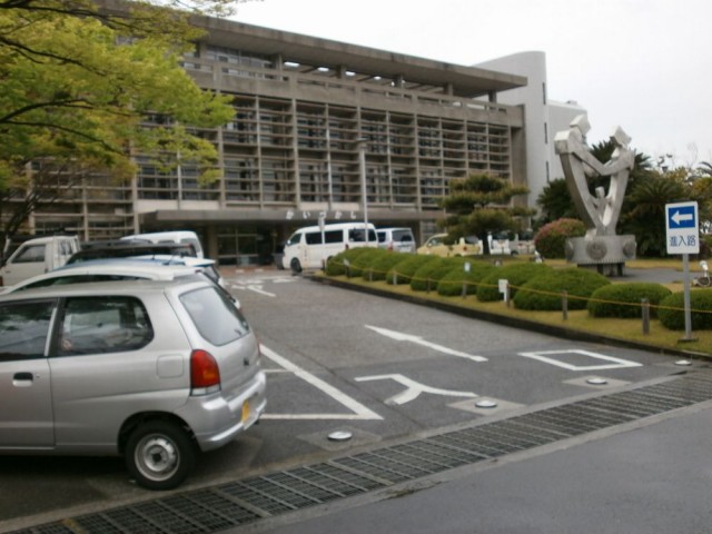 貝塚市役所駐車場入り口