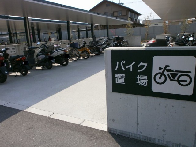 美原区役所本館バイク置き場