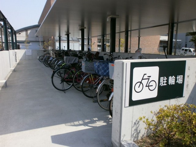 美原区役所本館自転車置き場