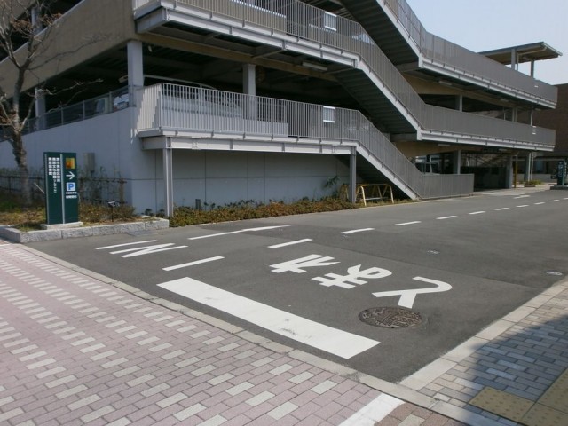 美原区役所本館駐車場入り口