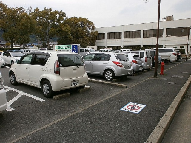 八幡市役所駐車場