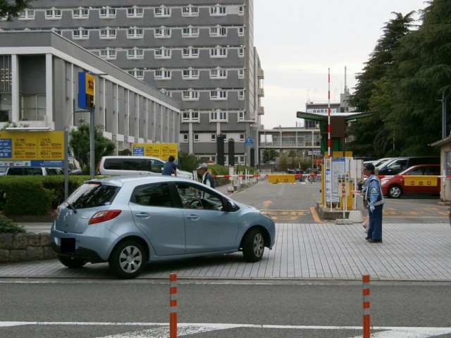 尼崎市役所駐車場入り口