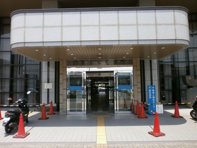 堺市東区役所　正面玄関
